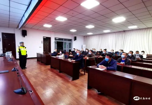 民勤公安交警組織全縣公務(wù)用車駕駛員開展 一盔一帶 春季交通安全知識培訓(xùn)