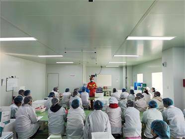 69秒 威海里口山4人被困山頂 消防8小時(shí)緊急救援