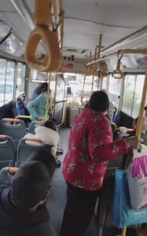 山西長治一公交因行車糾紛開斗氣車鳴笛狂奔 公司 已要求司機(jī)下車培訓(xùn) 正配合交警調(diào)查