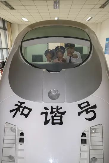 你有一份兒童節(jié)禮物,請查收 今天我來 開高鐵